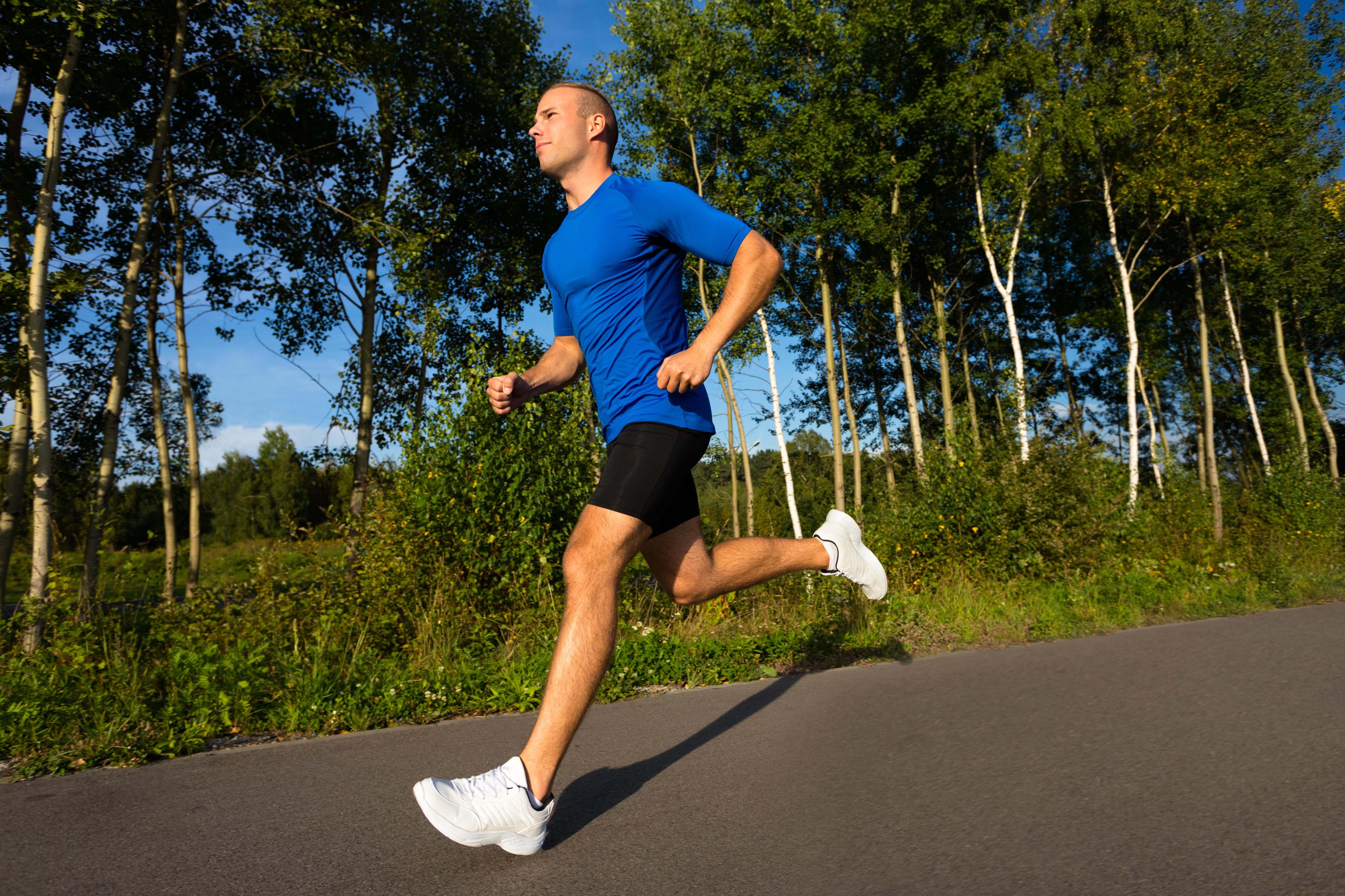 Сколько он бегает. Нормальный темп похудения у мужчин. Максимальная скорость бега человека. Сколько он бегает. Массовая пробежка.