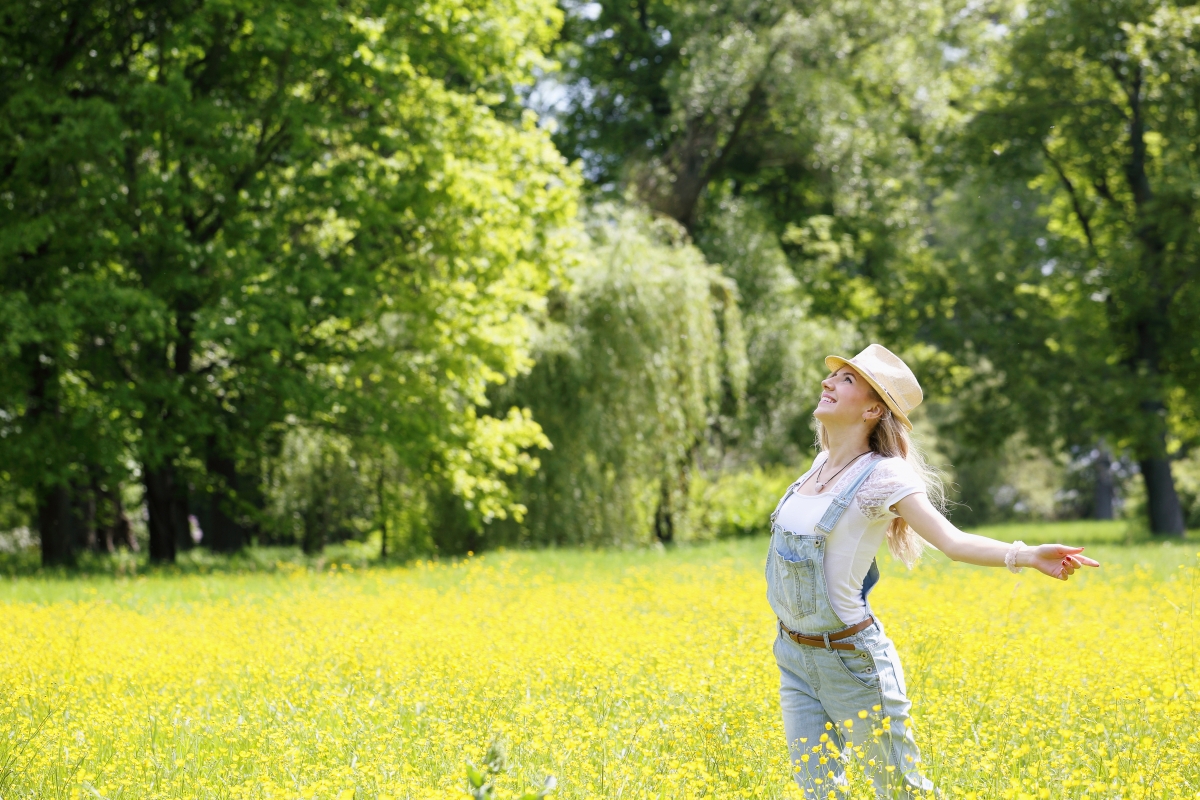Всегда свежий воздух. Портрет девушки на фоне природы. Фото свежий воздух в поле. Луга и вытянутая рука. Девушка селфи на фоне природы.