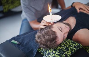 De zuiverende werking van oorkaarsen