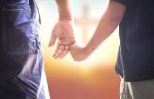 Kleine handjes op de kist van opa