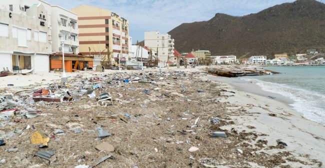 Verpleegkundigen helpen patiënten Sint Maarten