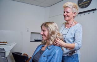 ‘Ik wilde een haarwerk en het liefst snel’