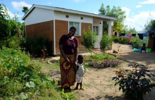 Alphense vrouwen bouwen in Malawi