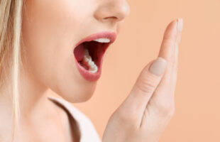 Hoe pak je het beste een slechte adem aan?