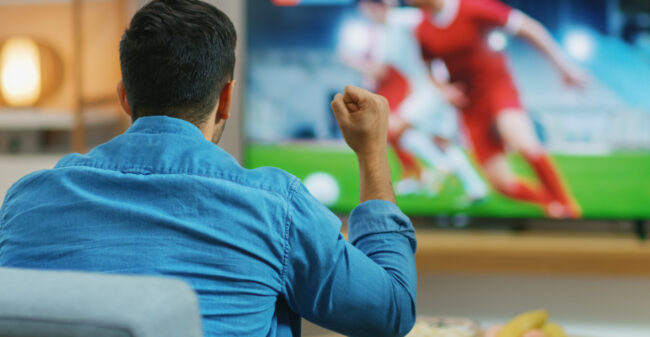 Wat maakt dat voetbal kijken door mannen nou zo leuk?