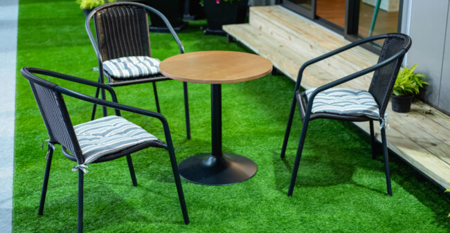 Hoe moet je kunstgras onderhouden?