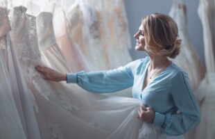 De materialen van trouwkleding